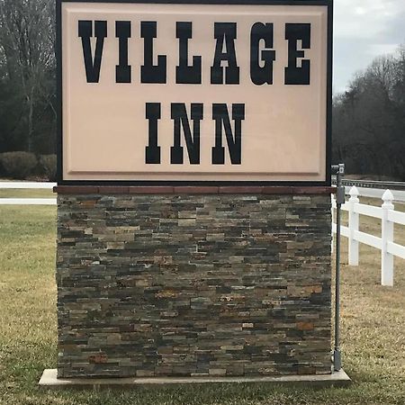 Village Inn Lovingston Buitenkant foto
