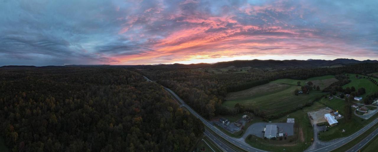 Village Inn Lovingston Buitenkant foto