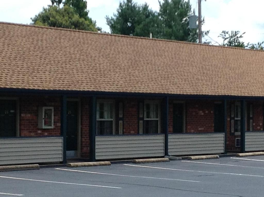 Village Inn Lovingston Buitenkant foto