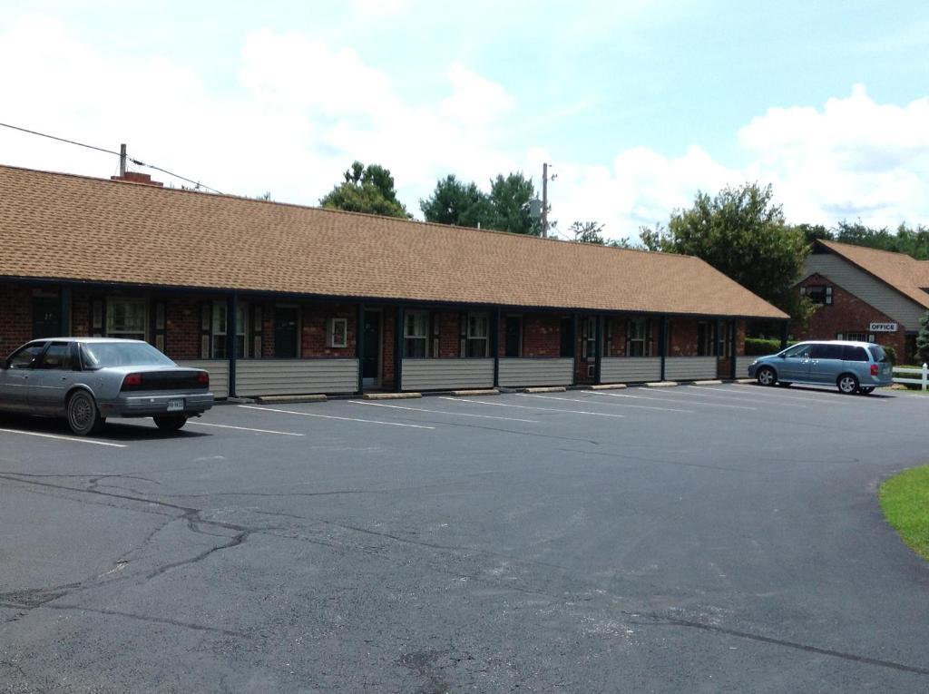 Village Inn Lovingston Buitenkant foto