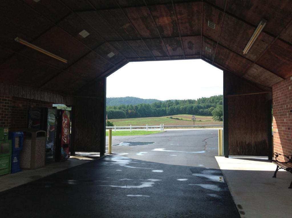Village Inn Lovingston Buitenkant foto