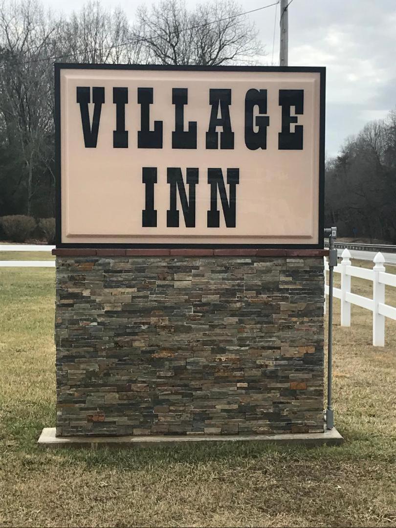 Village Inn Lovingston Buitenkant foto