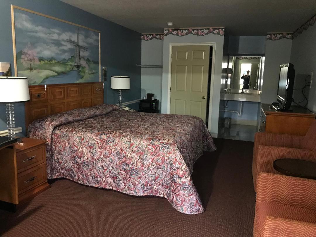Village Inn Lovingston Buitenkant foto